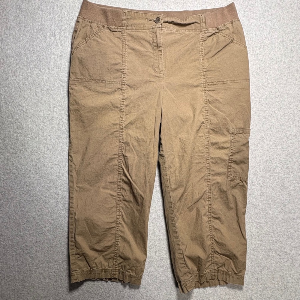 Chicos Zenergy Tan Khaki Cargo Capri Pants Size 2 Elastic Waist Cropped Casual